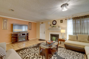 Central Houston Townhome with Patio 4 Mi to Airport